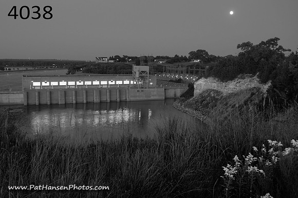 4038 Gavins Point Dam at night from the west